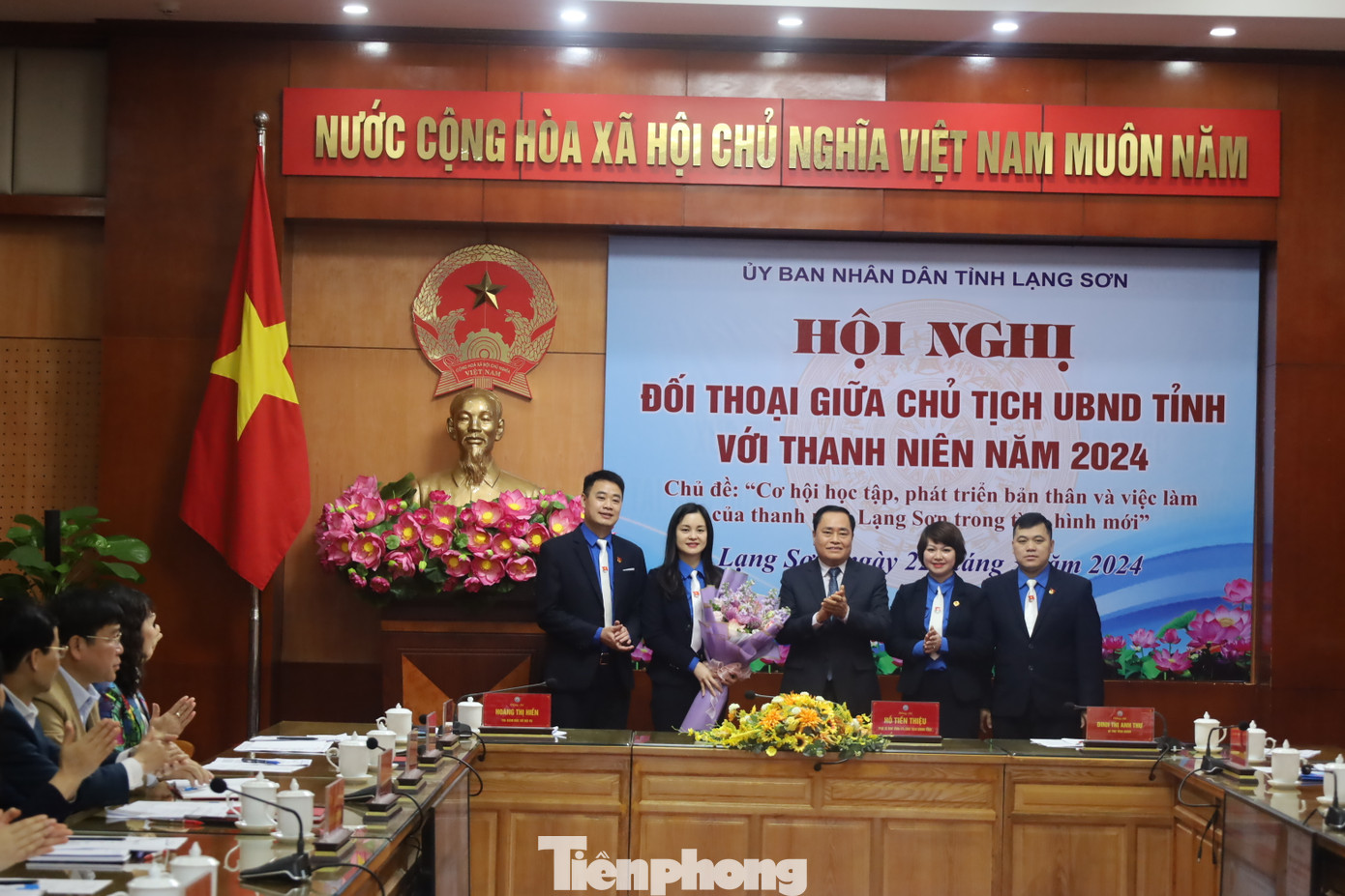 Lãnh đạo tỉnh Lạng Sơn tặng hoa chúc mừng kỷ niệm 93 năm thành lập Đoàn TNCS Hồ Chí Minh (26/3/1931- 26/3/2024). Ảnh: Duy Chiến