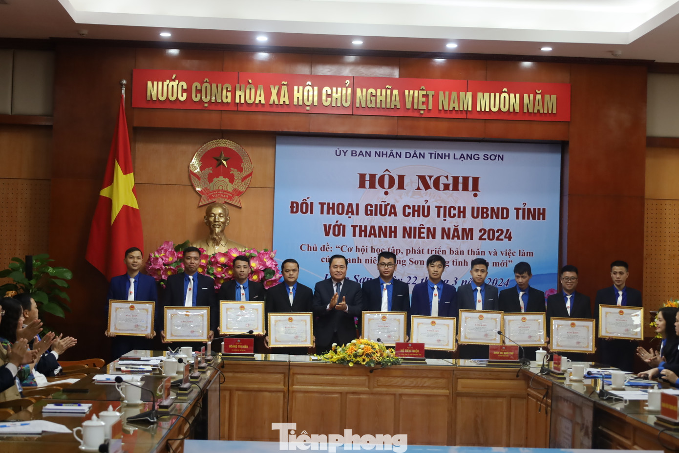 10 cá nhân xuất sắc nhận Bằng khen của UBND tỉnh Lạng Sơn. Ảnh: Duy Chiến