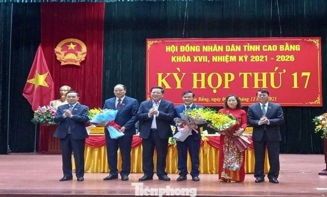 Lãnh đạo tỉnh Cao Bằng tặng hoa chúc mừng các ông, bà trúng cử và miễn nhiệm chức vụ do HĐND tỉnh bầu.