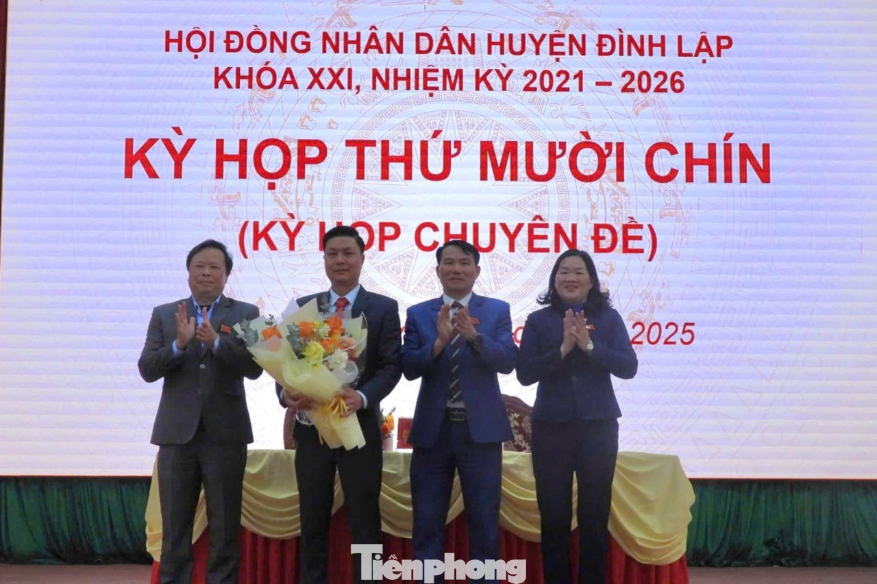 Tân Chủ tịch UBND huyện Đình Lập Nguyễn Vĩnh Phú (giữa) nhận hoa chúc mừng của lãnh đạo huyện Đình Lập, tỉnh Lạng Sơn.