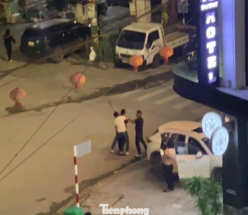 Hình ảnh đối tượng nổ súng về phía người dân ở thành phố Cao Bằng.