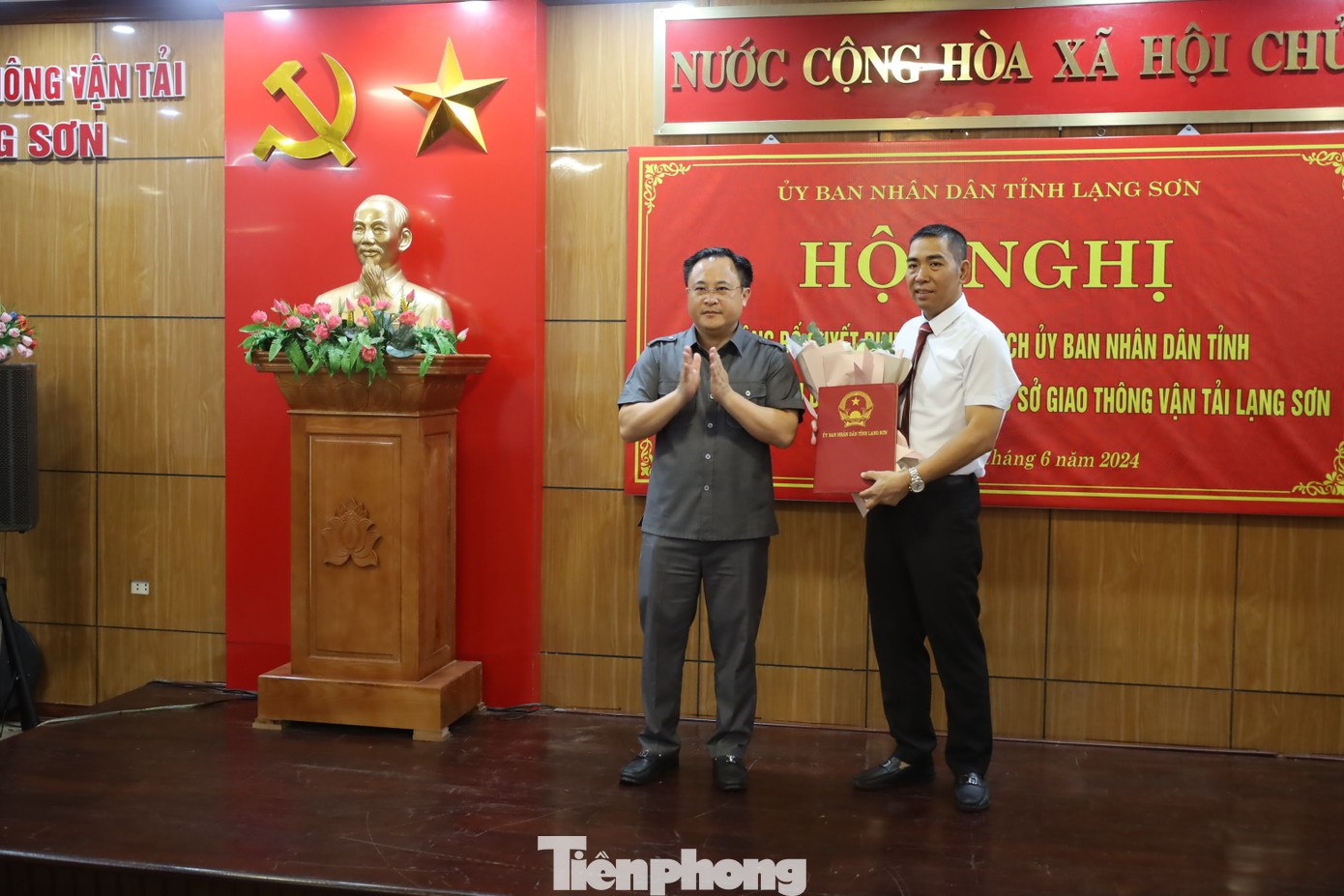 Ông Hoàng Khánh Dư (bìa phải) nhận quyết định, hoa chúc mừng của lãnh đạo UBND tỉnh Lạng Sơn. Ảnh: Duy Chiến