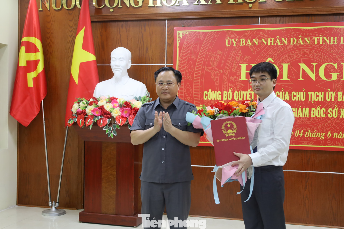 Lãnh đạo UBND tỉnh Lạng Sơn trao quyết định cho ông Hà Vũ Khôi. Ảnh: Duy Chiến