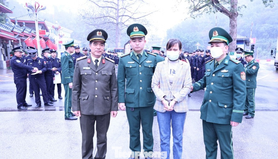 Đối tượng Lê Thị Hương (giữa) bị bắt tại Km số 0, cửa khẩu quốc tế Hữu Nghị.