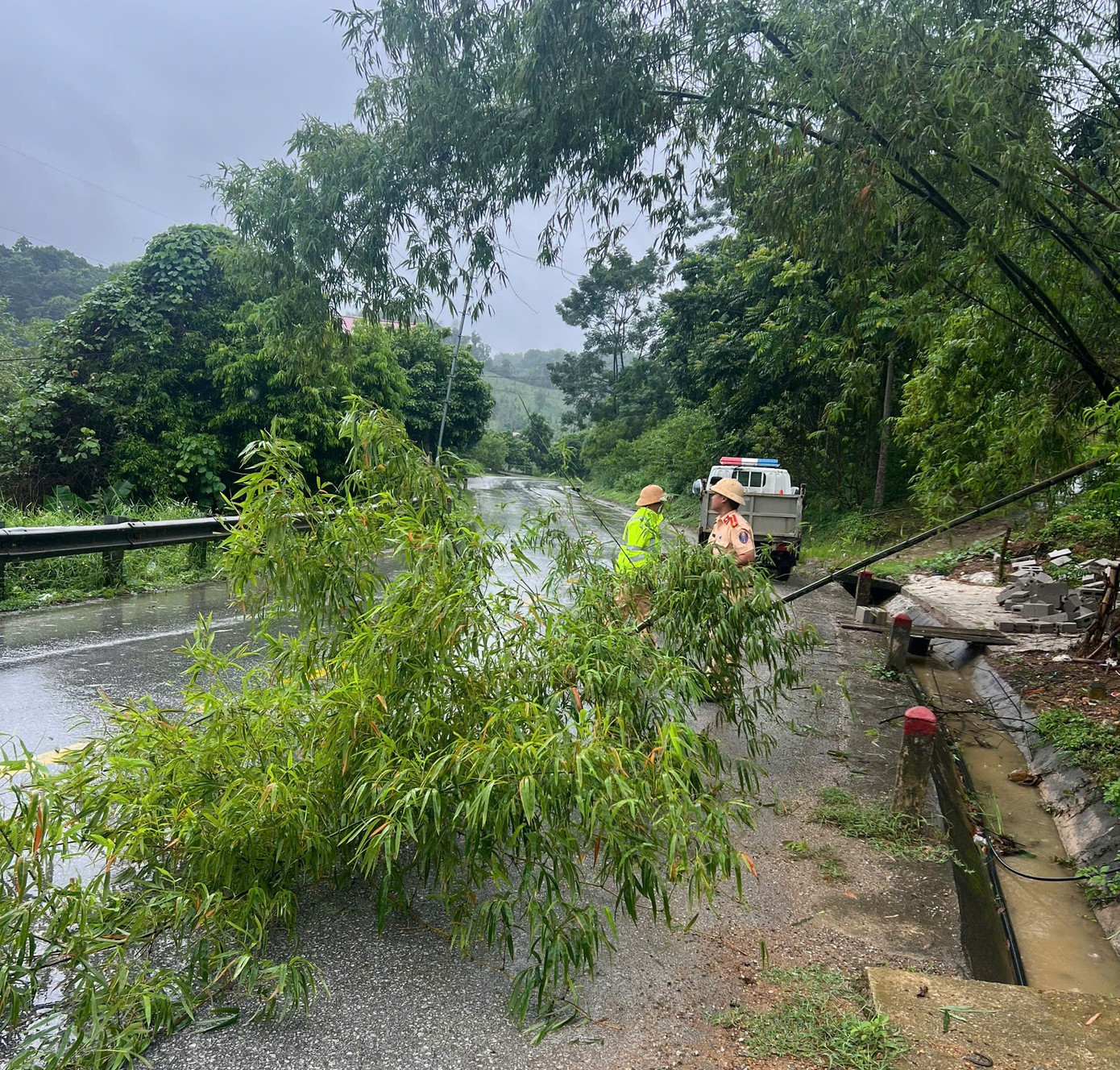 Lực lượng Cảnh sát giao thông Công an Lạng Sơn xử lý sự cố cây gãy đổ trên đường. Lực lượng Cảnh sát giao thông Công an Lạng Sơn xử lý sự cố cây gãy đổ trên đường.