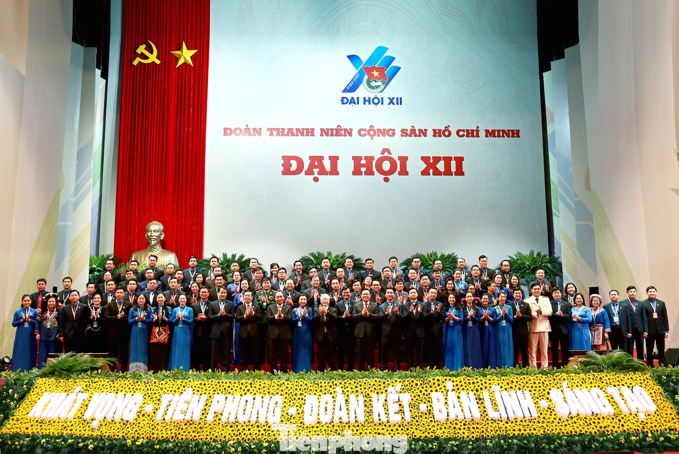 Tổng Bí thư Nguyễn Phú Trọng, lãnh đạo Đảng, nhà nước, chính phủ chúc mừng Ban Chấp hành Trung ương Đoàn khóa XII.