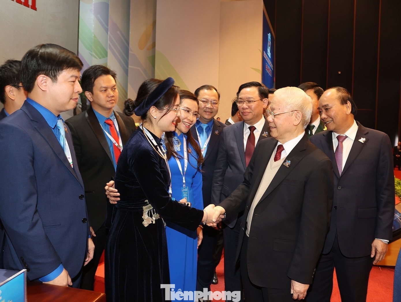 Tổng Bí thư Nguyễn Phú Trọng bắt tay, trò chuyện thân mật với chị Đinh Thị Anh Thư (ảnh chụp tháng 12/2022).