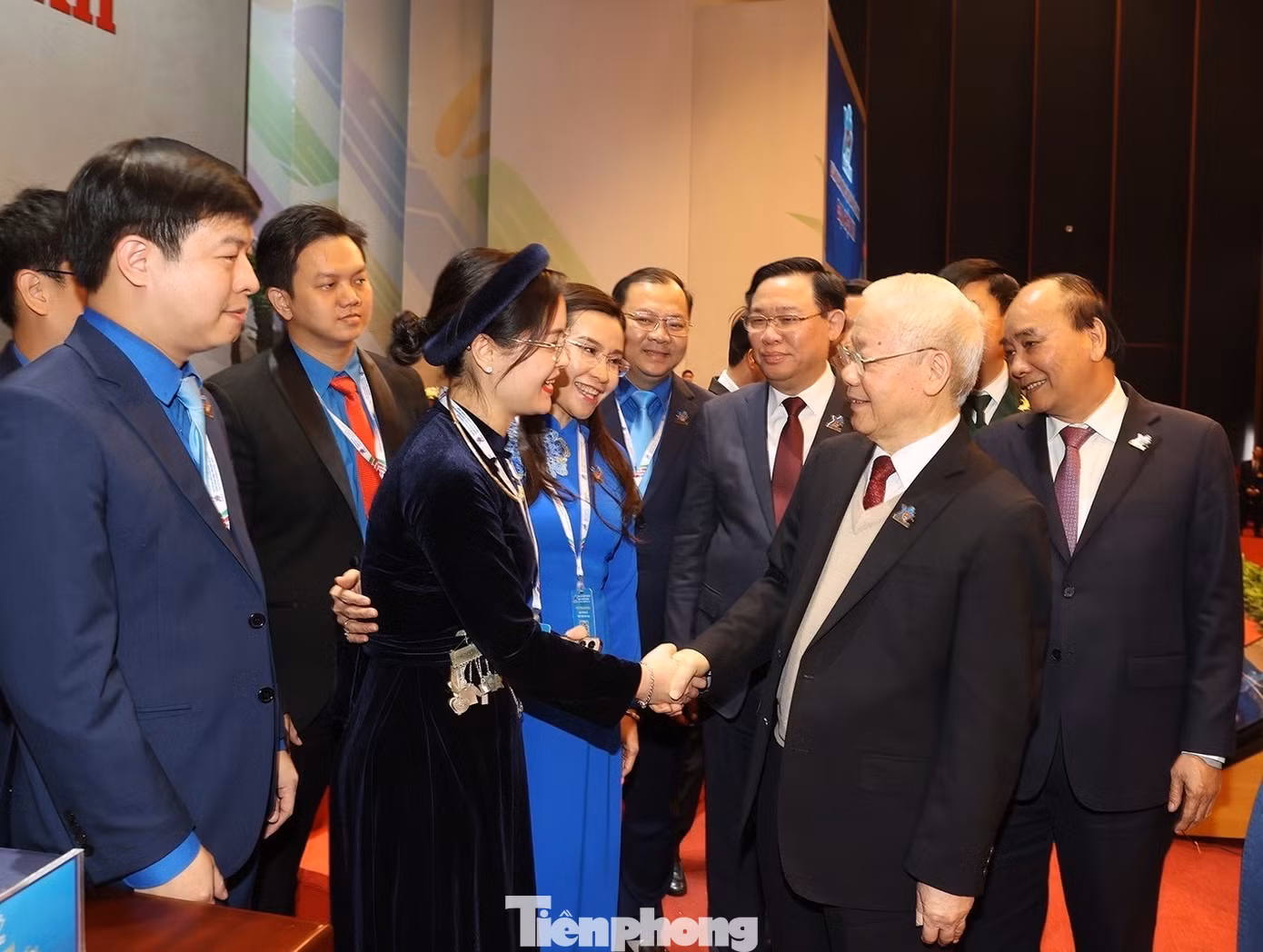 Tổng Bí thư Nguyễn Phú Trọng bắt tay, trò chuyện thân mật với chị Đinh Thị Anh Thư (ảnh chụp tháng 12/2022).