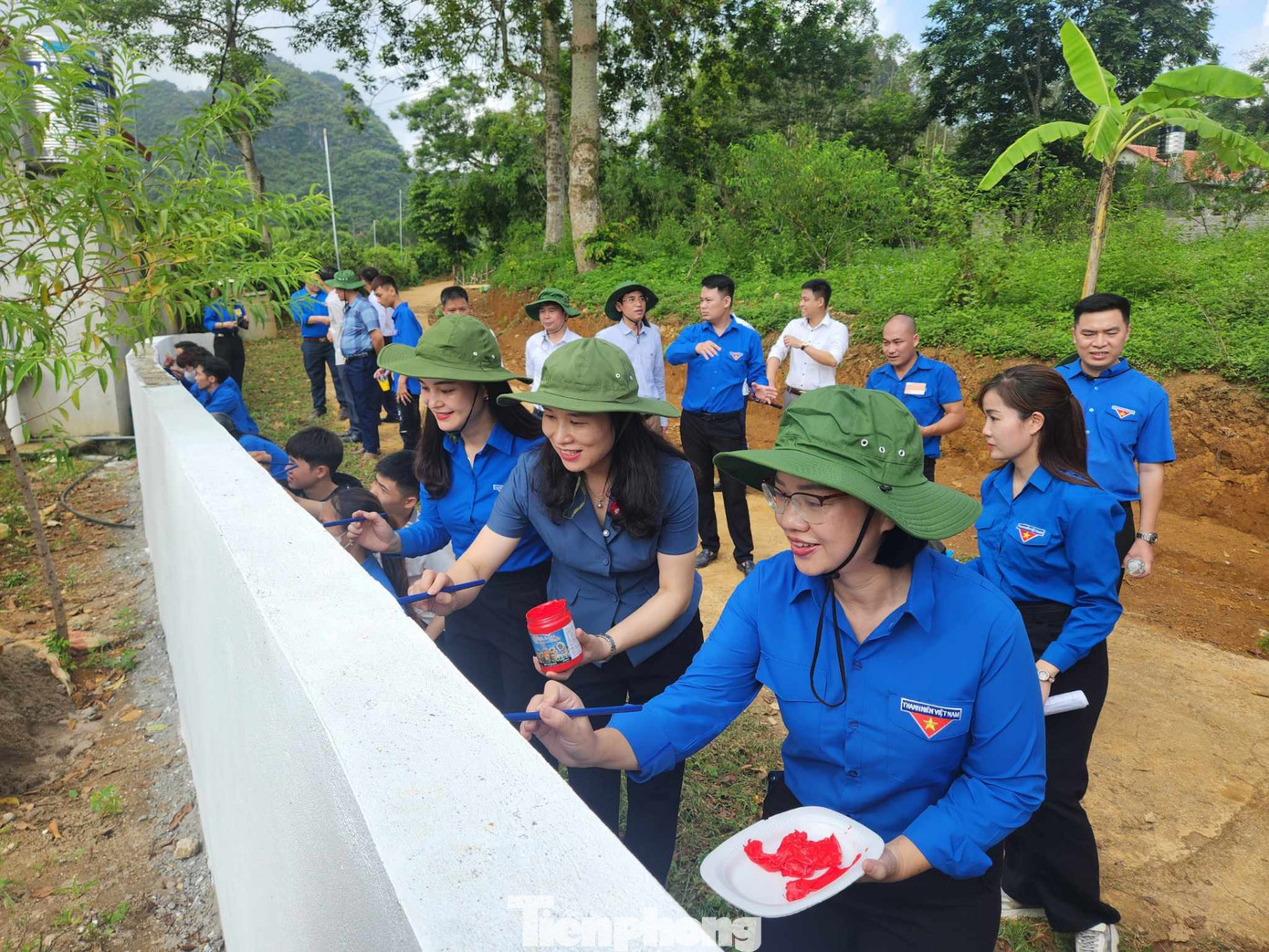 Trang trí, làm đẹp đường làng, ngõ xóm Trang trí, làm đẹp đường làng, ngõ xóm