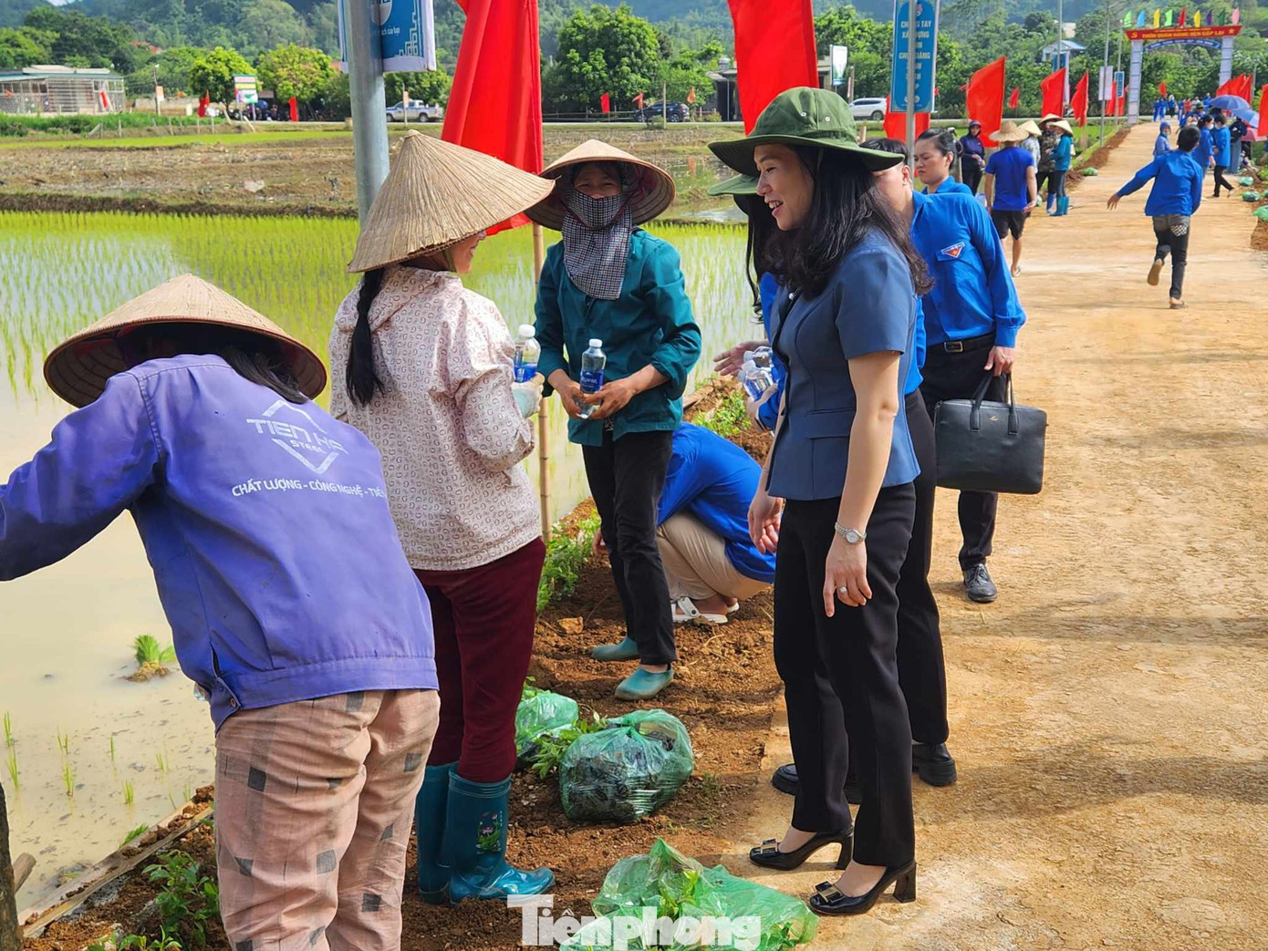 Nhân dân và tuổi trẻ địa phương tích cực trồng cây xanh, bảo vệ môi trường Nhân dân và tuổi trẻ địa phương tích cực trồng cây xanh, bảo vệ môi trường