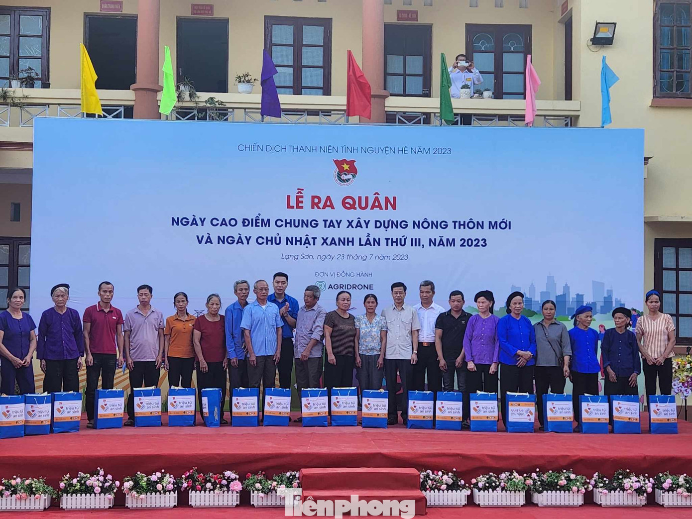 Nhiều phần quà cho các đối tượng chính sách, người có công trên địa bàn Lạng Sơn. Ảnh: Duy Chiến Nhiều phần quà cho các đối tượng chính sách, người có công trên địa bàn Lạng Sơn. Ảnh: Duy Chiến