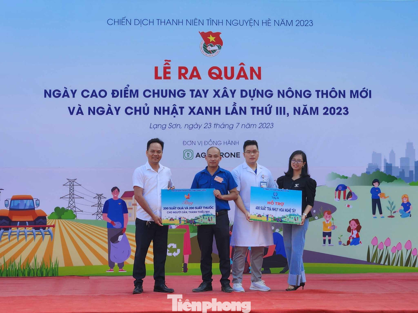Các đơn vị đồng hành, tài trợ trao biển hỗ trợ cho người dân địa phương. Ảnh: Duy Chiến Các đơn vị đồng hành, tài trợ trao biển hỗ trợ cho người dân địa phương. Ảnh: Duy Chiến