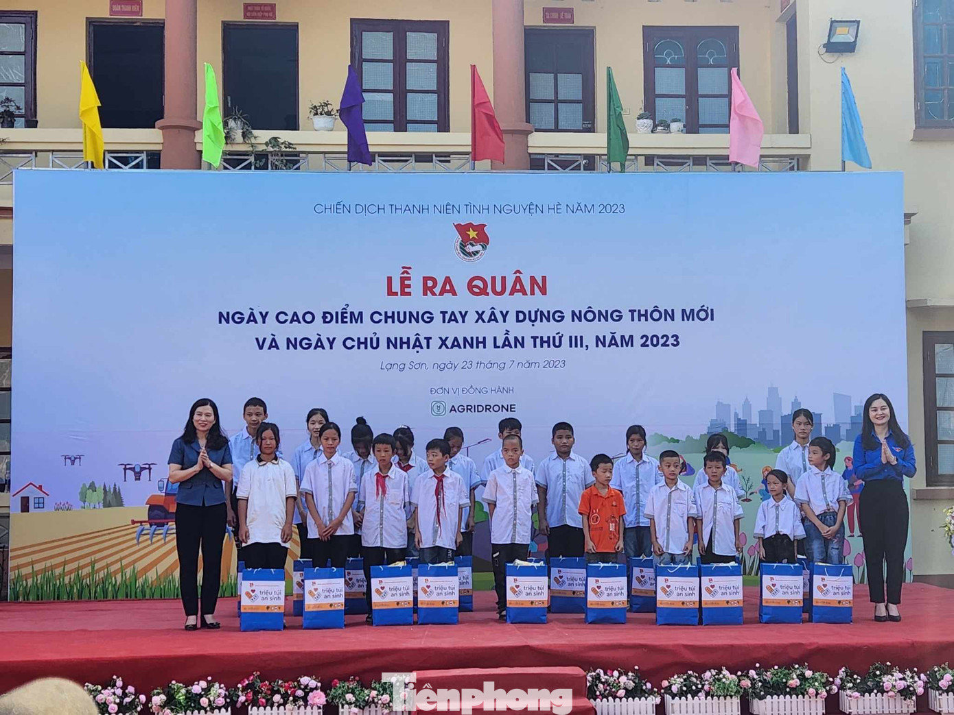 Đại diện lãnh đạo huyện Chi Lăng và Tỉnh Đoàn Lạng Sơn trao quà cho các em thiếu nhi địa phương Đại diện lãnh đạo huyện Chi Lăng và Tỉnh Đoàn Lạng Sơn trao quà cho các em thiếu nhi địa phương