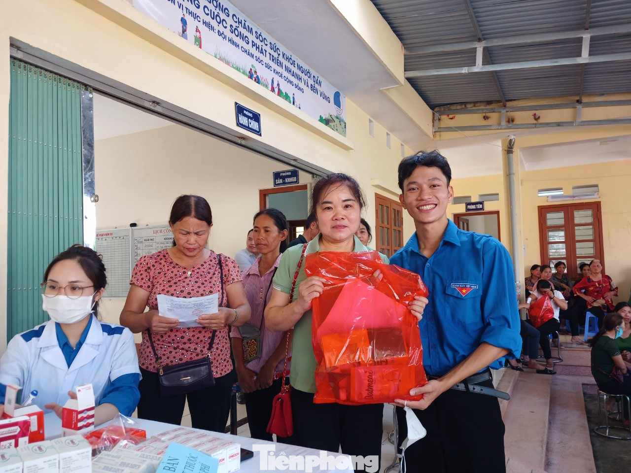 Khám bệnh và hỗ trợ quà, thuốc cho người dân địa phương Khám bệnh và hỗ trợ quà, thuốc cho người dân địa phương