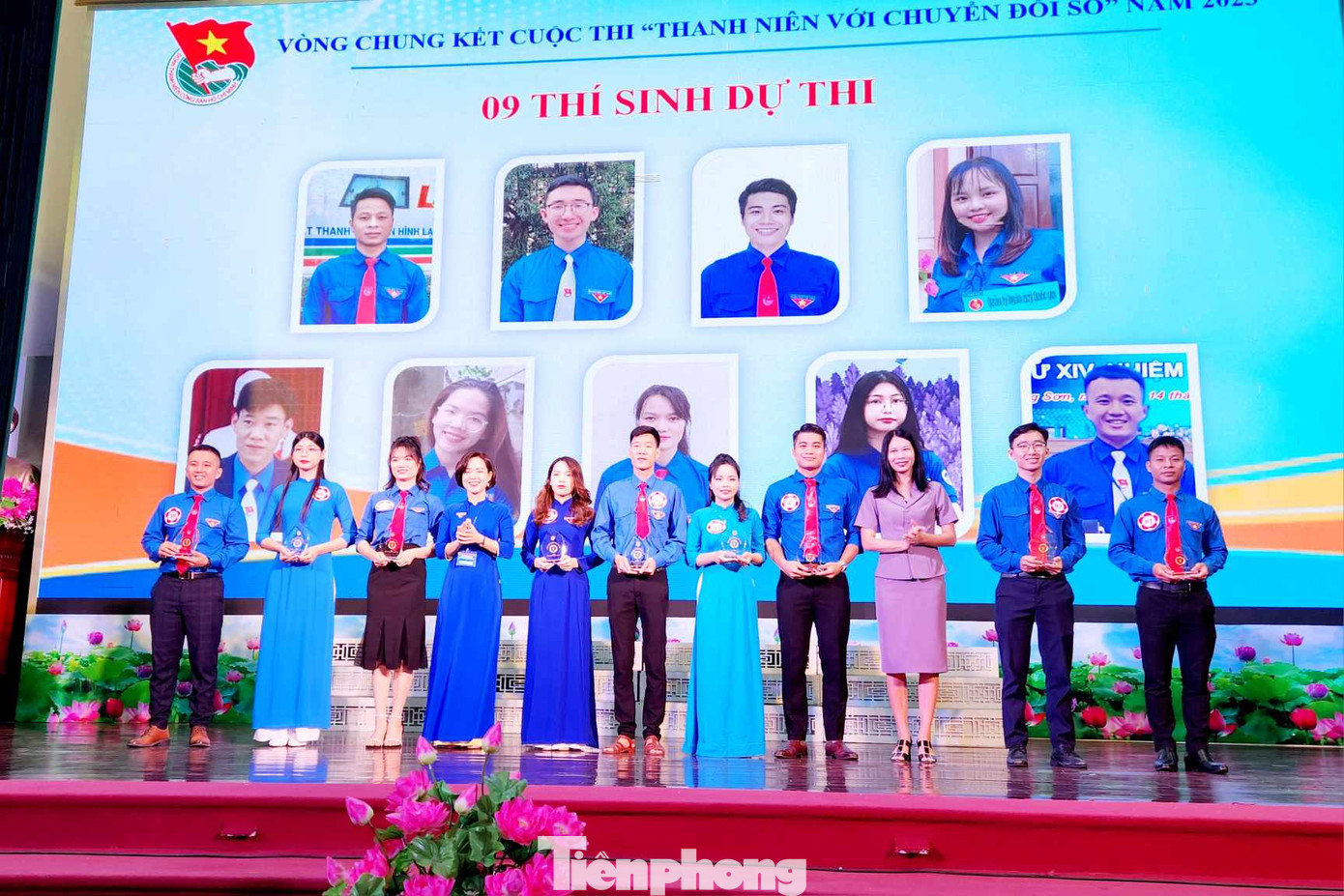 Tôn vinh những thí sinh xuất sắc ở vòng Chung kết cuộc thi. Ảnh: Duy Chiến