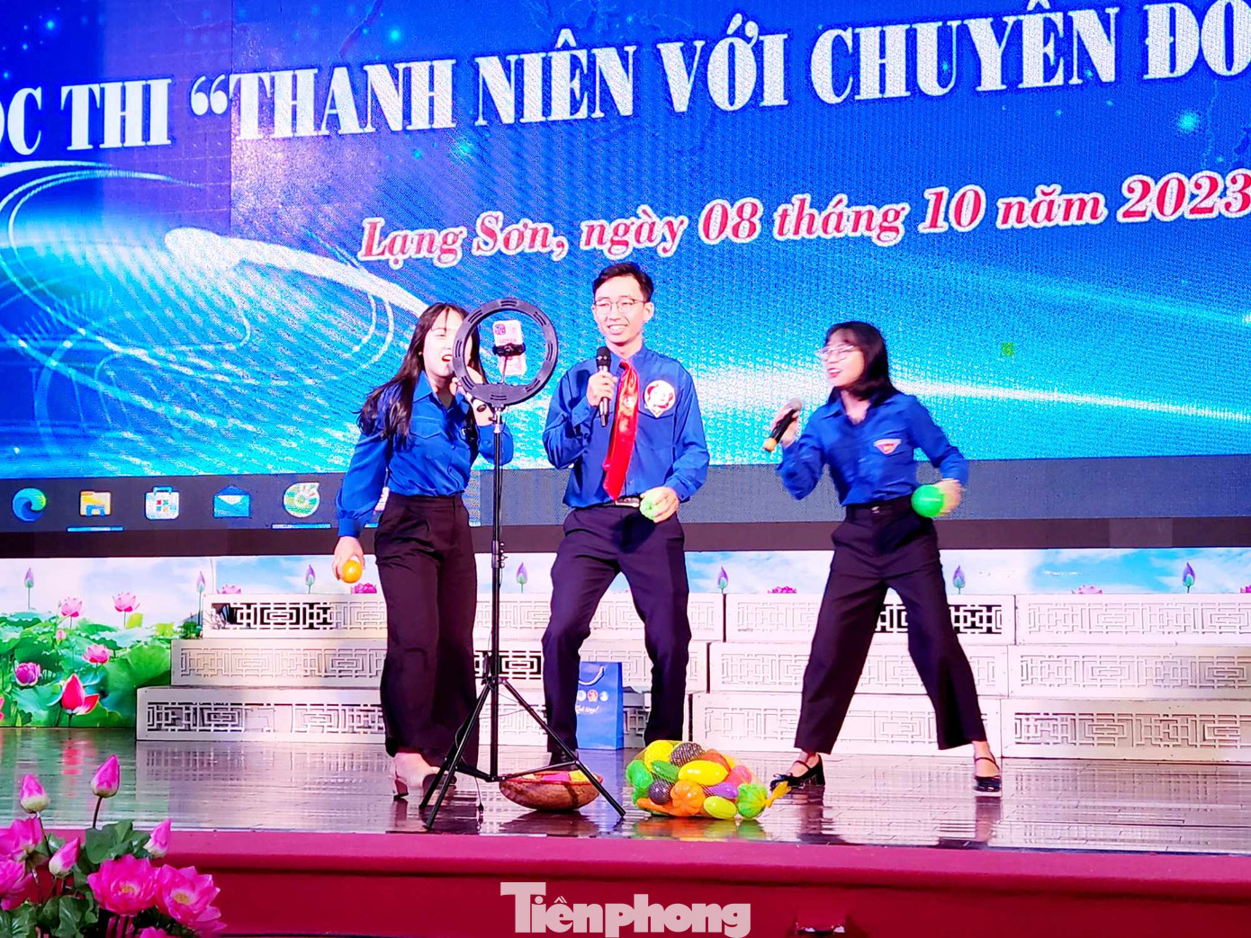 Các phần thi được sân khấu hóa. Phần thi của Chi đoàn Tỉnh Đoàn Lạng Sơn thể hiện bán hàng nông sản của địa phương qua mạng, mang hiệu quả cao. Ảnh: Duy Chiến