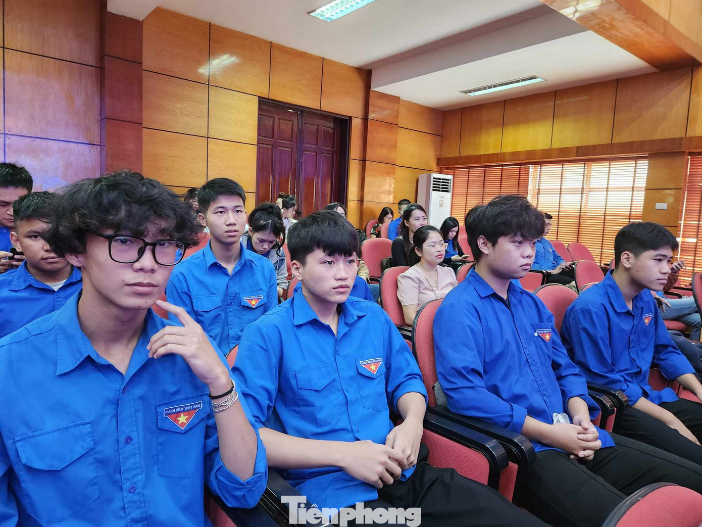 Đông đảo đoàn viên, thanh niên tham dự, cổ vũ cuộc thi.