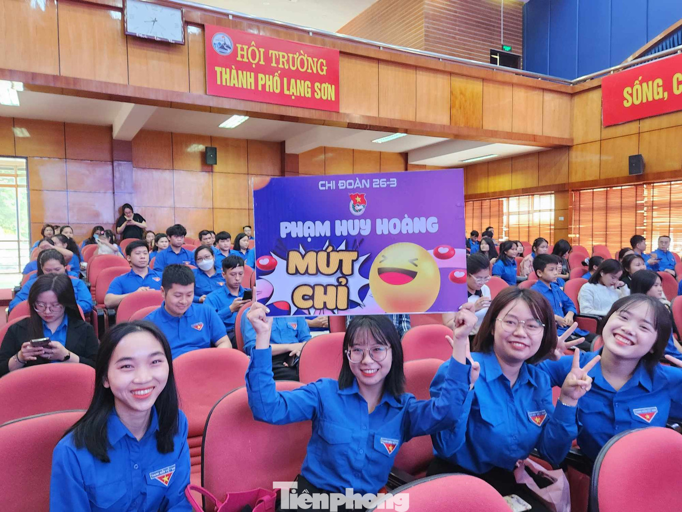 Cổ vũ nhiệt tình cho thí sinh dự thi. Ảnh: Duy Chiến