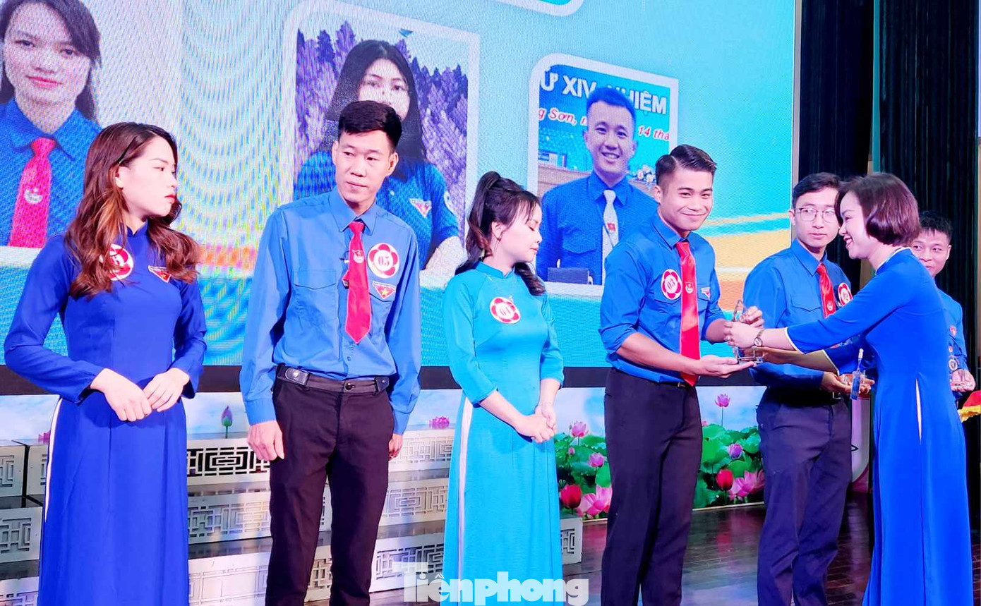 Chị Hoàng Thị Thu Trang (ngoài cùng bên phải) trao Kỷ niệm chương cho các thí sinh xuất sắc. Ảnh: Duy Chiến