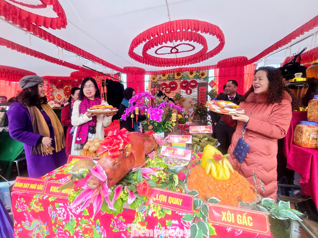 Người dân địa phương ở xứ Lạng giới thiệu, cúng tiến các sản vật đặc sản của địa phương.