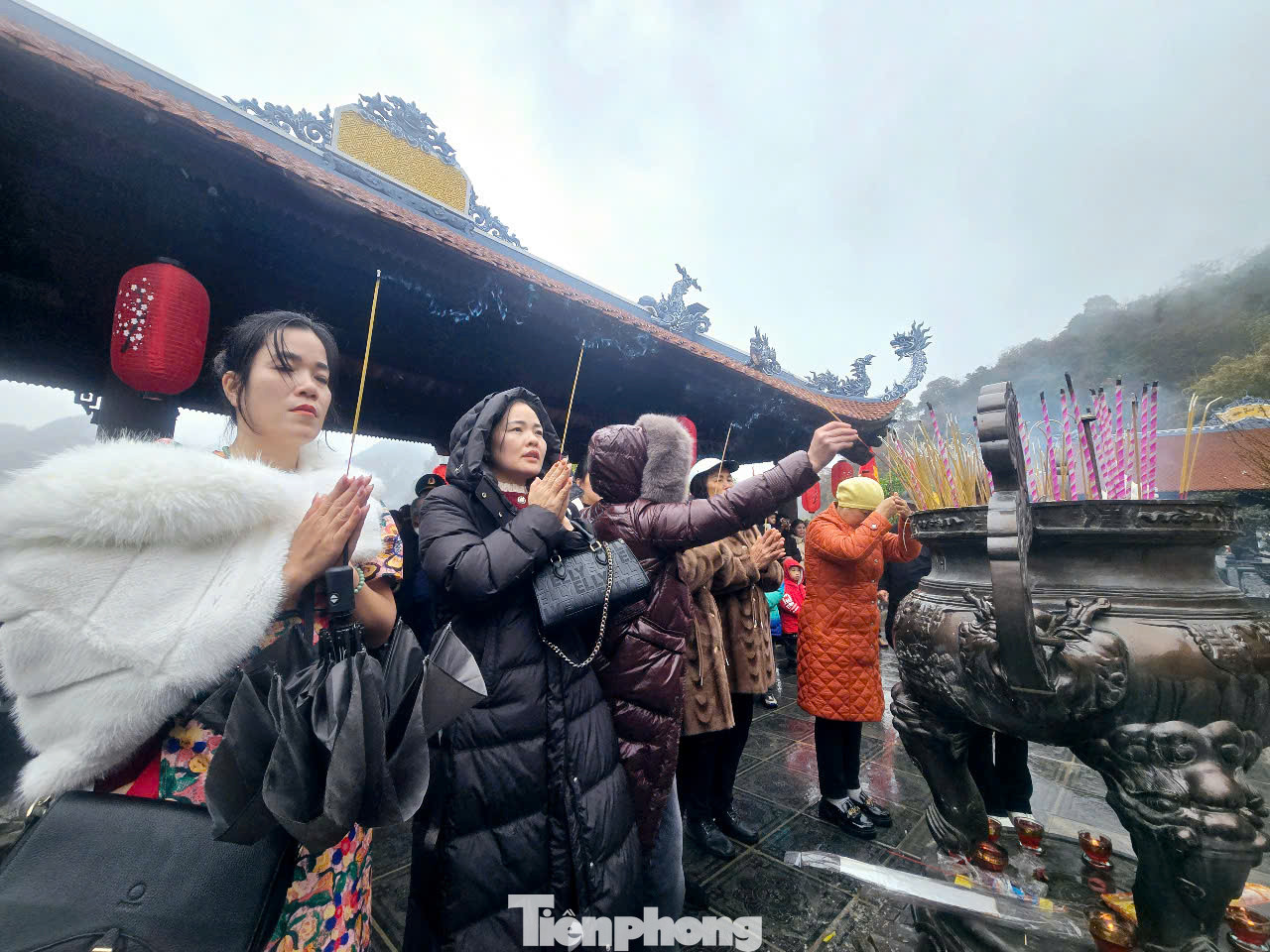 Đông đảo người dân thập phương đến chùa Tân Thanh thắp tâm nhang cầu mưa thuận gió hòa, mùa màng tươi tốt.