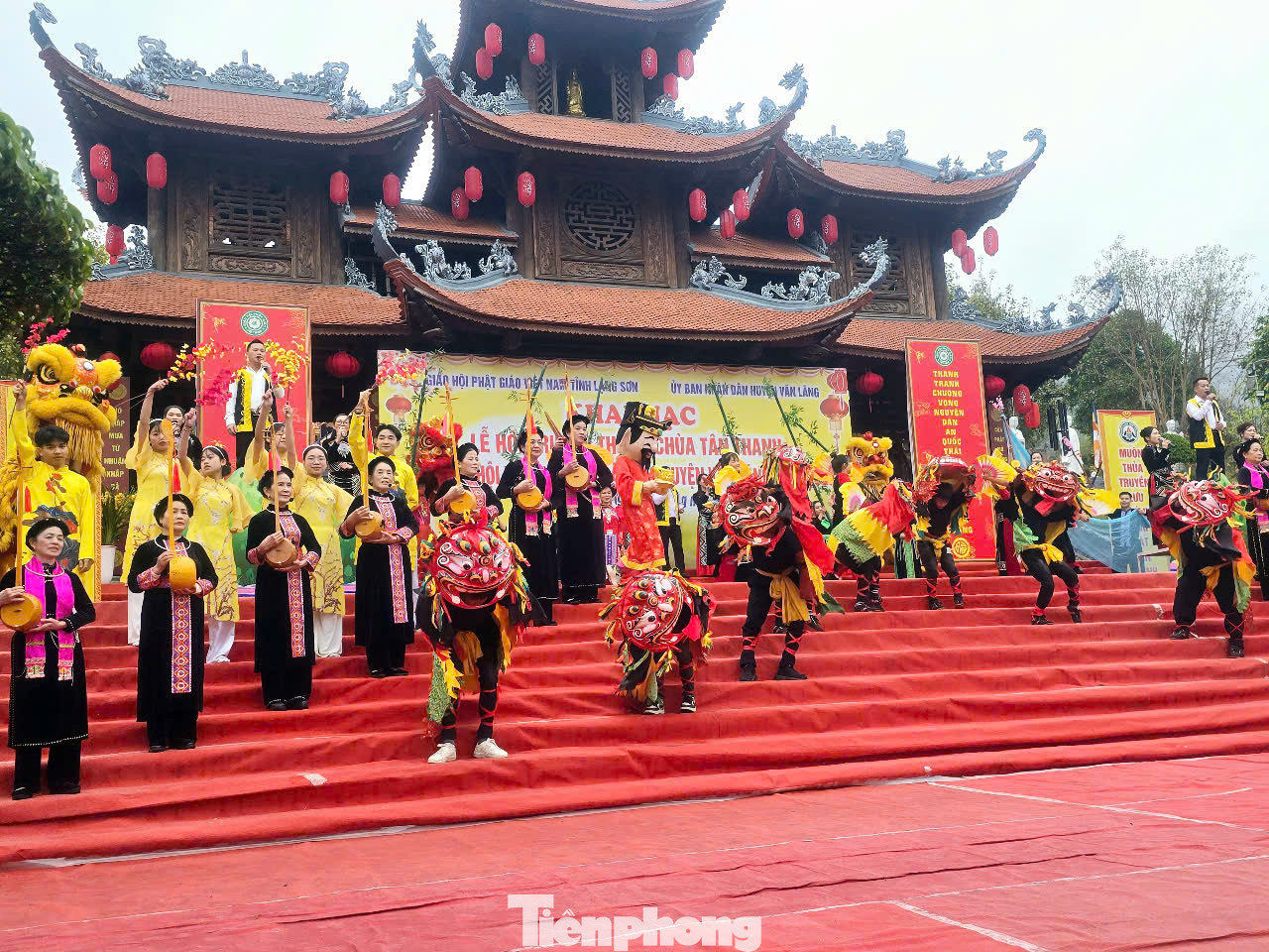 Các nghệ nhân dân gian tổ chức giao lưu văn nghệ, múa sư tử ở chùa Tân Thanh.