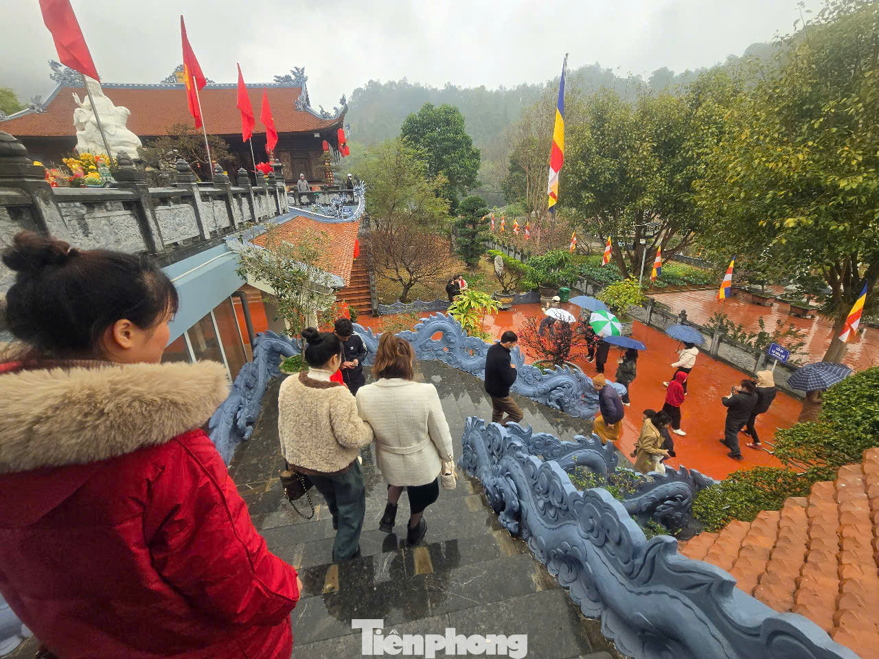 Đông đảo người dân tham quan, chiêm bái ngôi chùa thiêng miền biên ải xứ Lạng.