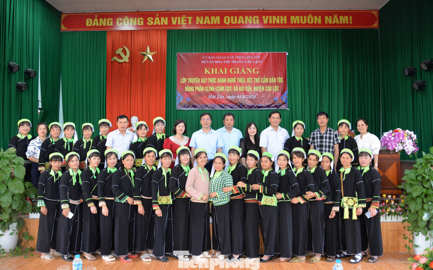 Đại diện các ngành chức năng và các học viên lớp học chung vui sự kiện truyền nghề bổ ích, thiết thực. Ảnh: Duy Chiến