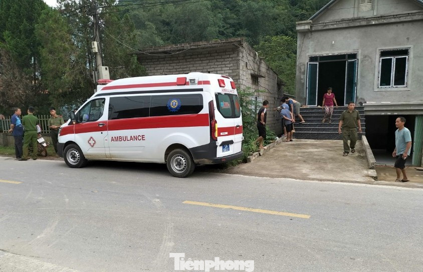 Các cơ quan chức năng đến gia đình nạn nhân cấp cứu.