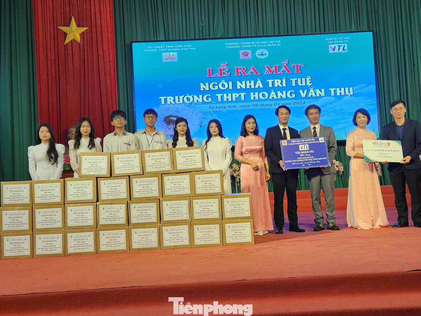 Hàng trăm cuốn sách được trao tặng cho trường THPT Chi Lăng và Hoàng Văn Thụ (Lạng Sơn). Ảnh: Duy Chiến