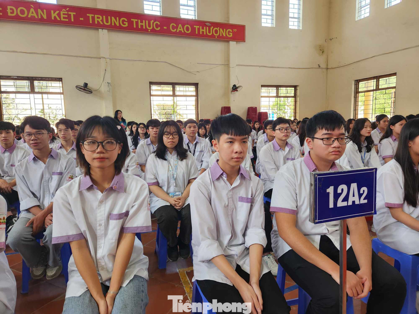 Các em học sinh Lạng Sơn hào hứng với mô hình "Ngôi nhà trí tuệ*. Ảnh: Duy Chiến