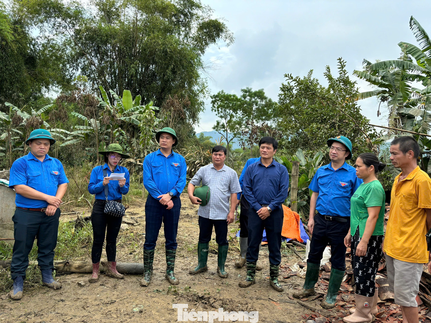 Đoàn công tác Trung ương Đoàn đến thăm và tặng quà gia đình ông Lục Văn Công, xã Đoàn Kết, huyện Tràng Định.