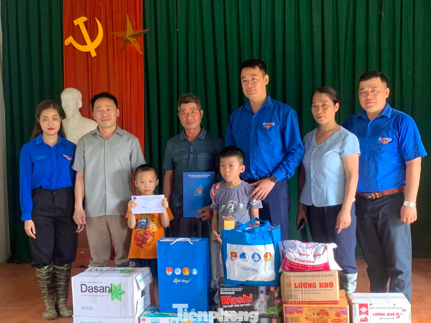 Lãnh đạo và Tỉnh Đoàn Lạng Sơn có những phần quà cho nhân dân vùng lũ.