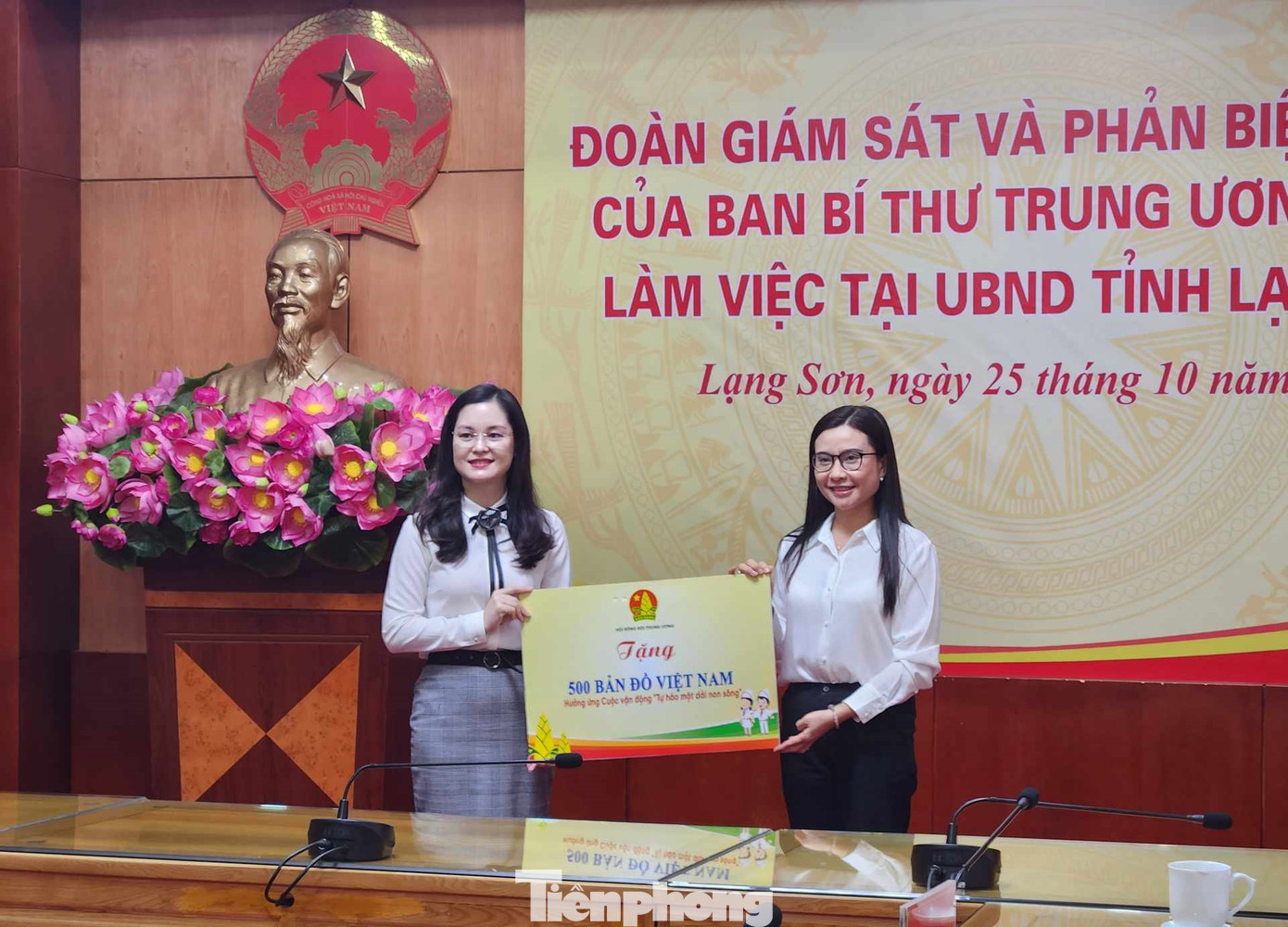 Trung ương Đoàn tặng 500 bản đồ Việt Nam cho Tỉnh Đoàn Lạng Sơn. Ảnh: Duy Chiến Trung ương Đoàn tặng 500 bản đồ Việt Nam cho Tỉnh Đoàn Lạng Sơn. Ảnh: Duy Chiến