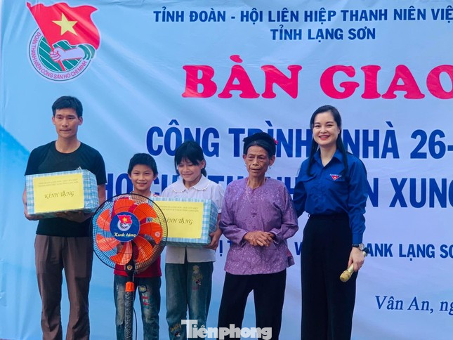 Tuổi trẻ Lạng Sơn luôn đồng hành, giúp đỡ các cựu thanh niên xung phong trên địa bàn. Ảnh: Duy Chiến Tuổi trẻ Lạng Sơn luôn đồng hành, giúp đỡ các cựu thanh niên xung phong trên địa bàn. Ảnh: Duy Chiến