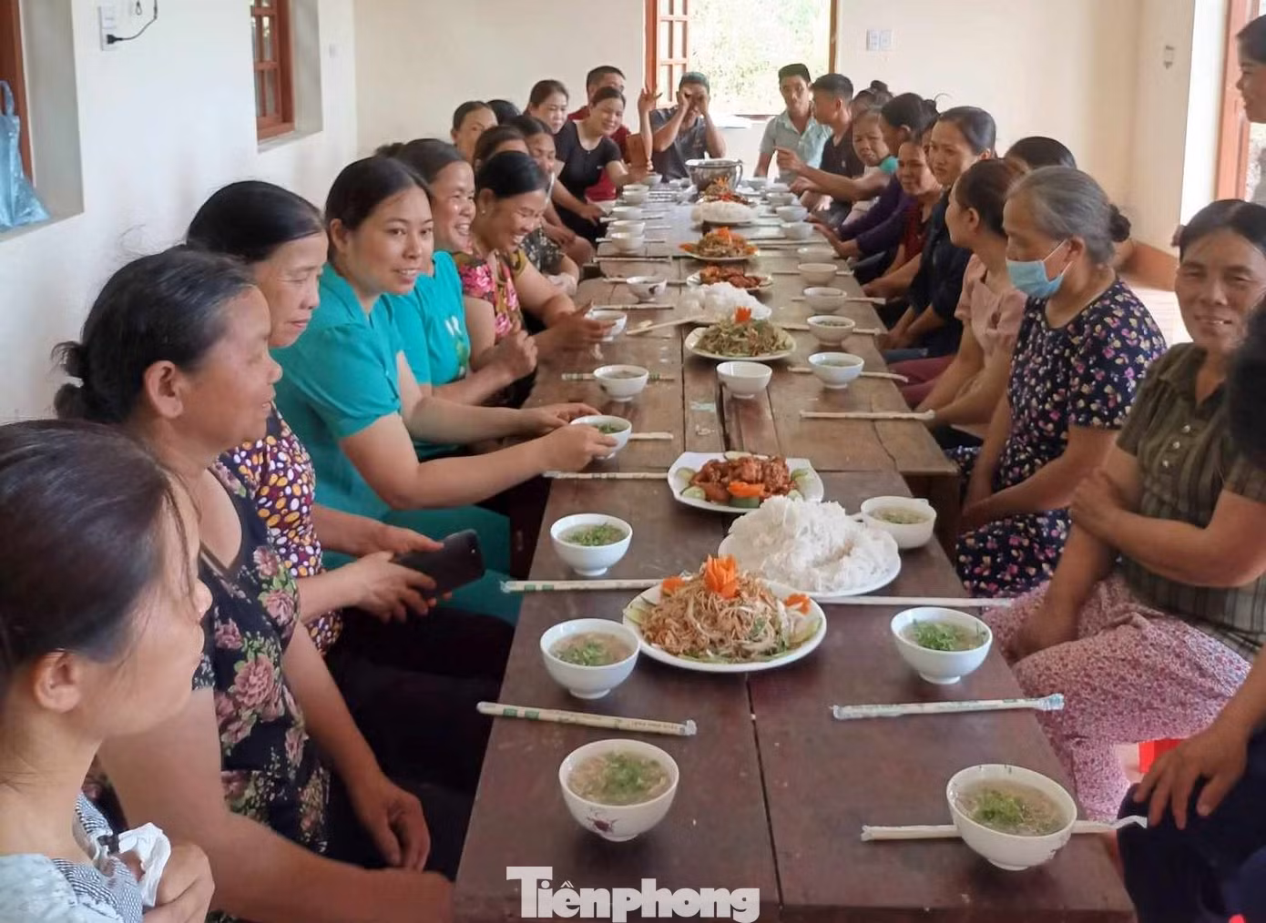 Đời sống của đồng bào các dân tộc huyện Cao Lộc được nâng lên; công tác lồng ghép tuyên truyền, học nghề nấu ăn cũng được ngành chức năng địa phương triển khai. Ảnh: Duy Chiến