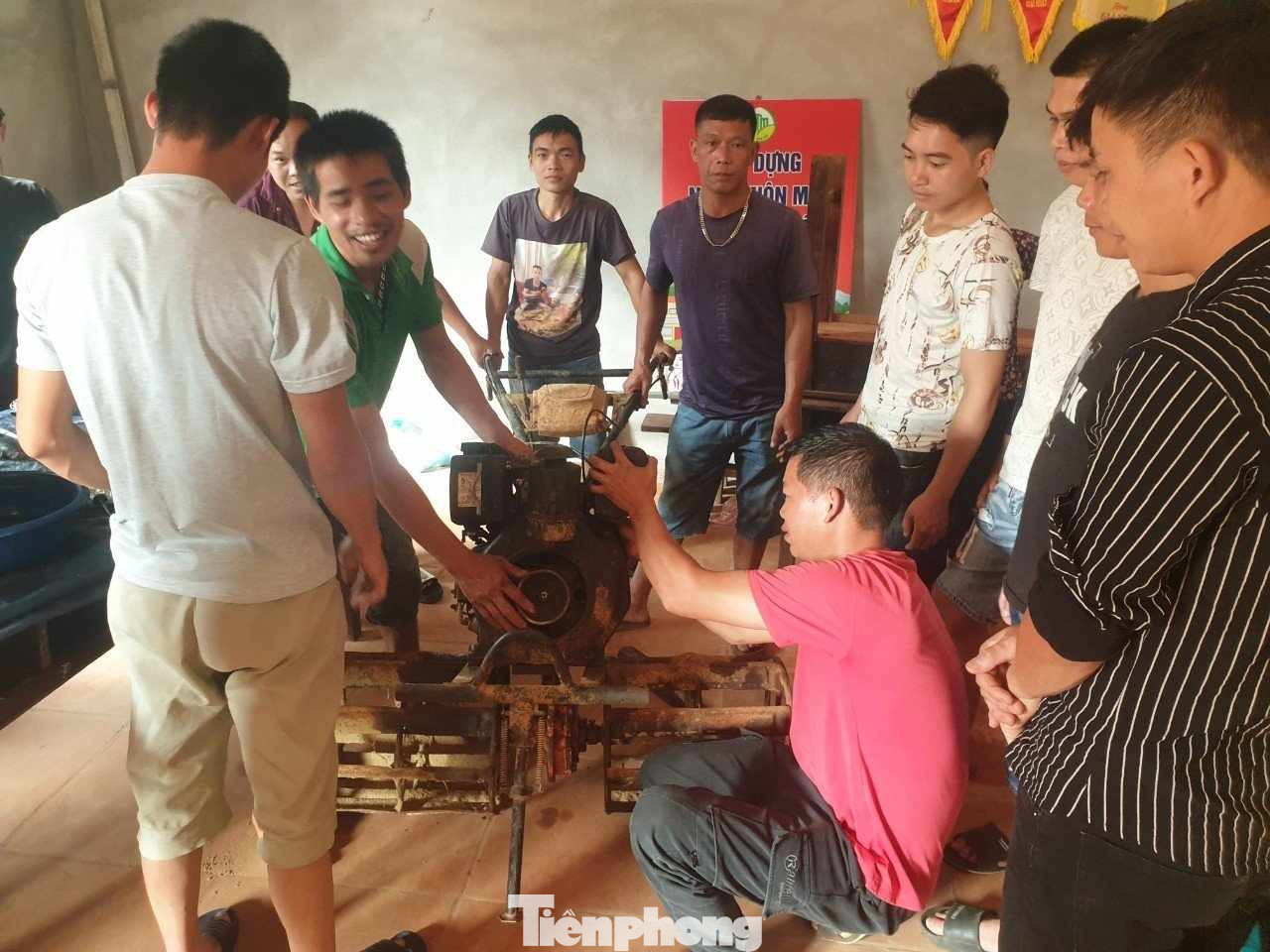 Bà con các xã vùng biên giới cao Lộc học hỏi, thực hành sửa chữa nông cụ. Ảnh: Duy Chiến Bà con các xã vùng biên giới cao Lộc học hỏi, thực hành sửa chữa nông cụ. Ảnh: Duy Chiến