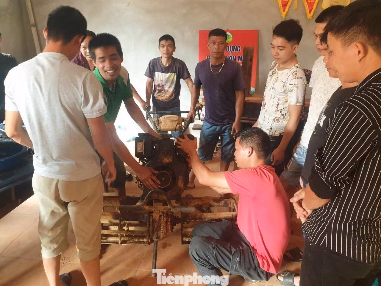 Bà con các xã vùng biên giới cao Lộc học hỏi, thực hành sửa chữa nông cụ. Ảnh: Duy Chiến