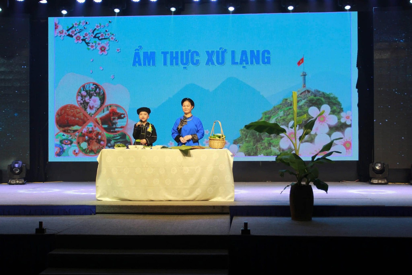 Các em thiếu nhi xứ Lạng tự tin trình bày năng khiếu, thể hiện tình yêu với quê hương giàu đẹp.