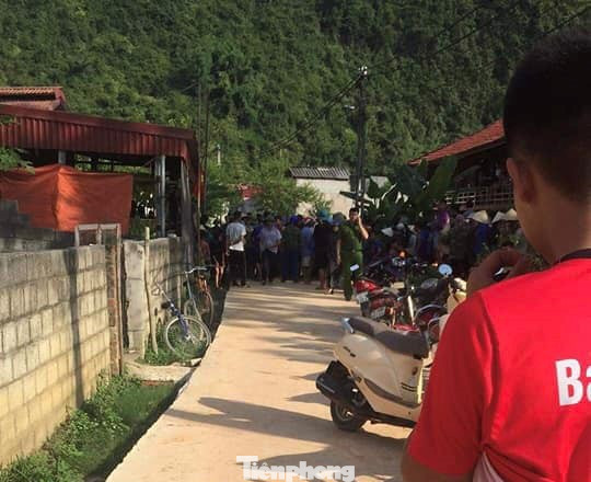 Rất đông người dân hiếu kỳ đến hiện trường để theo dõi vụ việc. Ảnh: TL