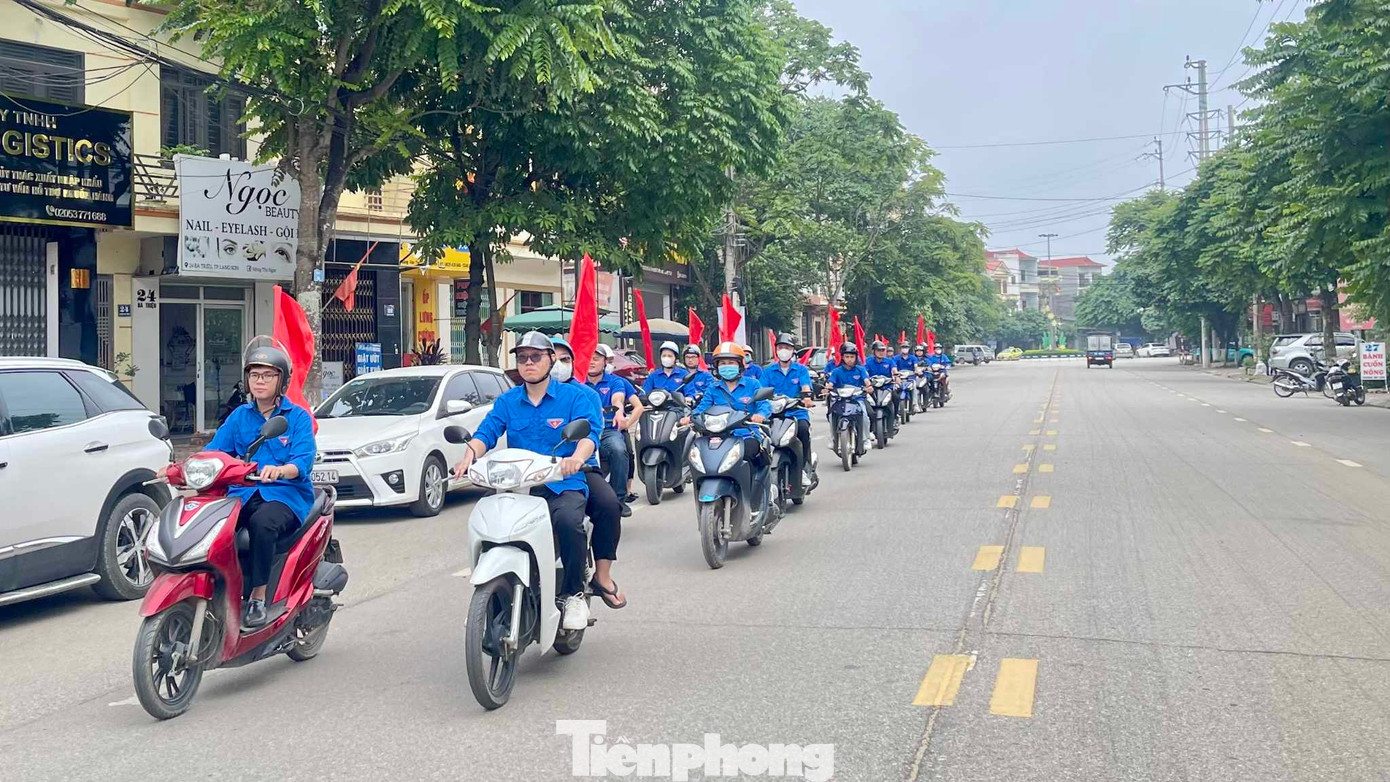 Diễu hành tuyên truyền trên đường phố. Ảnh: Duy Chiến