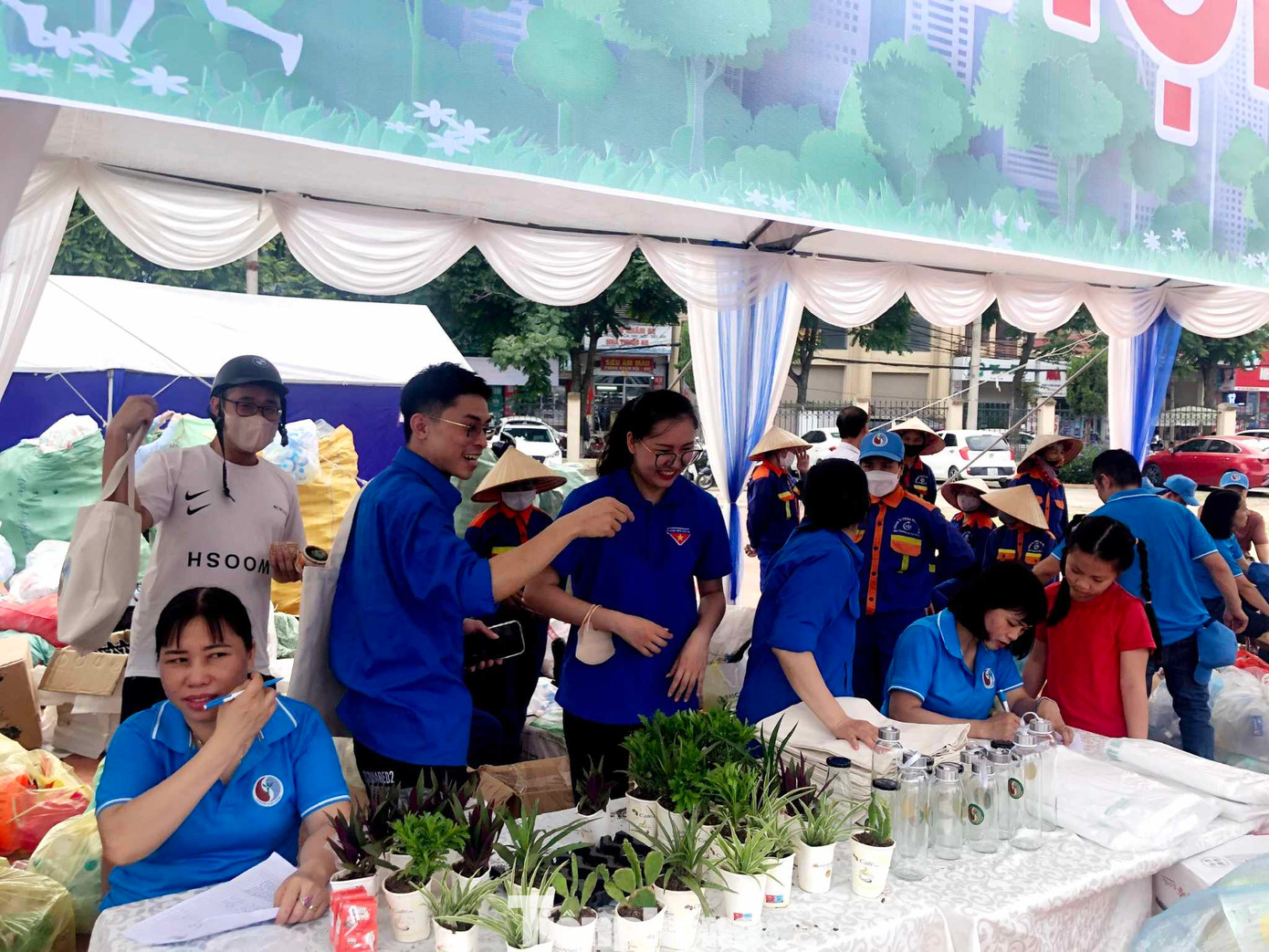 Đoàn viên thanh niên chuẩn bị những phần quà để đổi rác. Ảnh: Duy Chiến