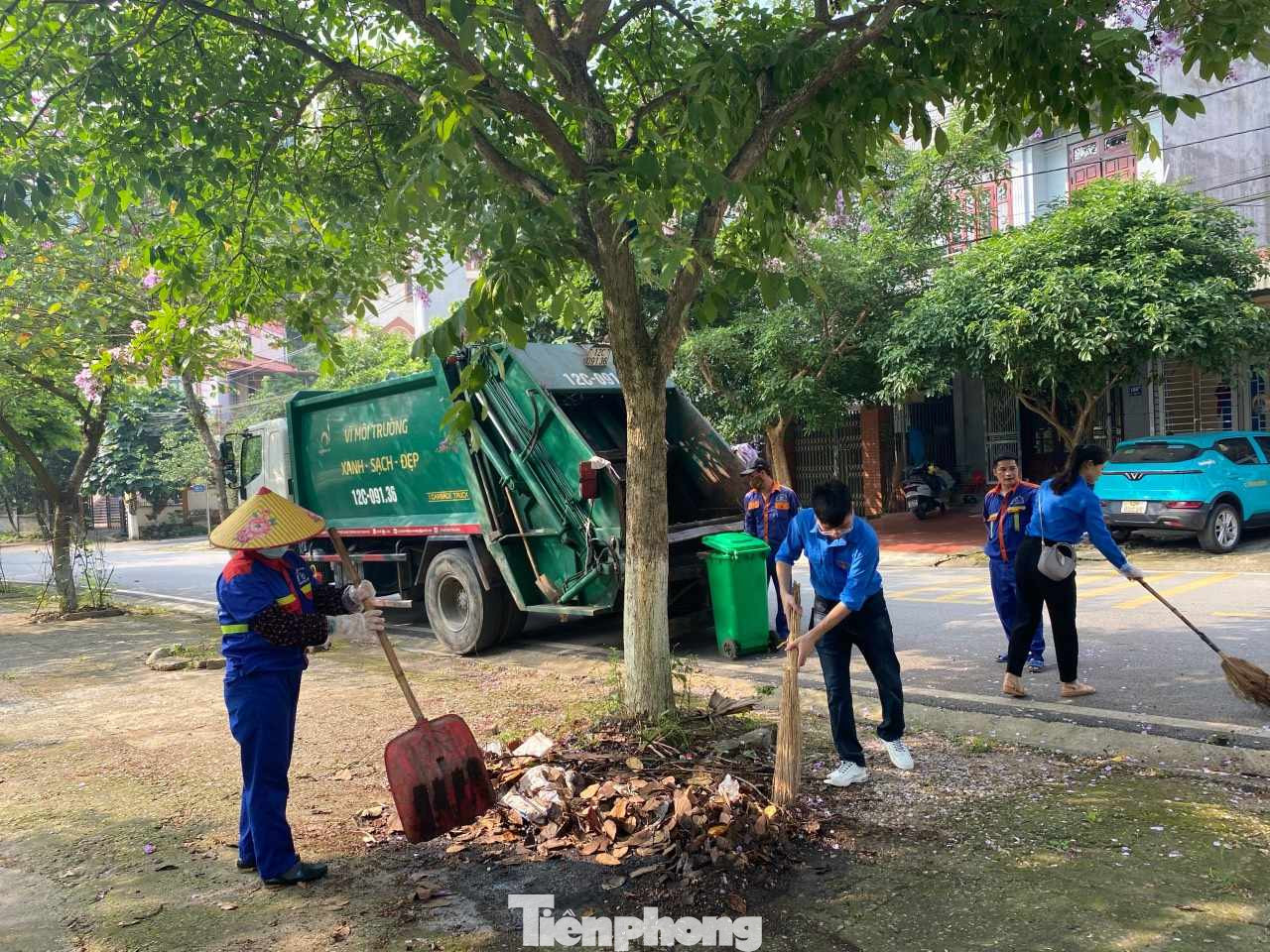 Giới trẻ tham gia vệ sinh đường phố, giữ gìn cảnh quan môi trường. Ảnh: Duy Chiến