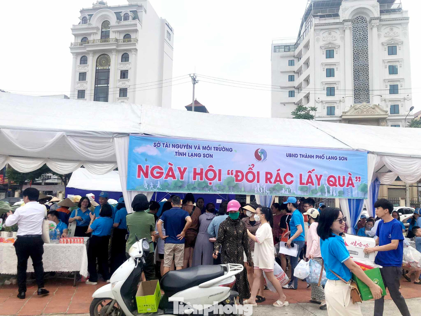 Sôi nổi ngày hội "đổi rác lấy quà". Ảnh: Duy Chiến