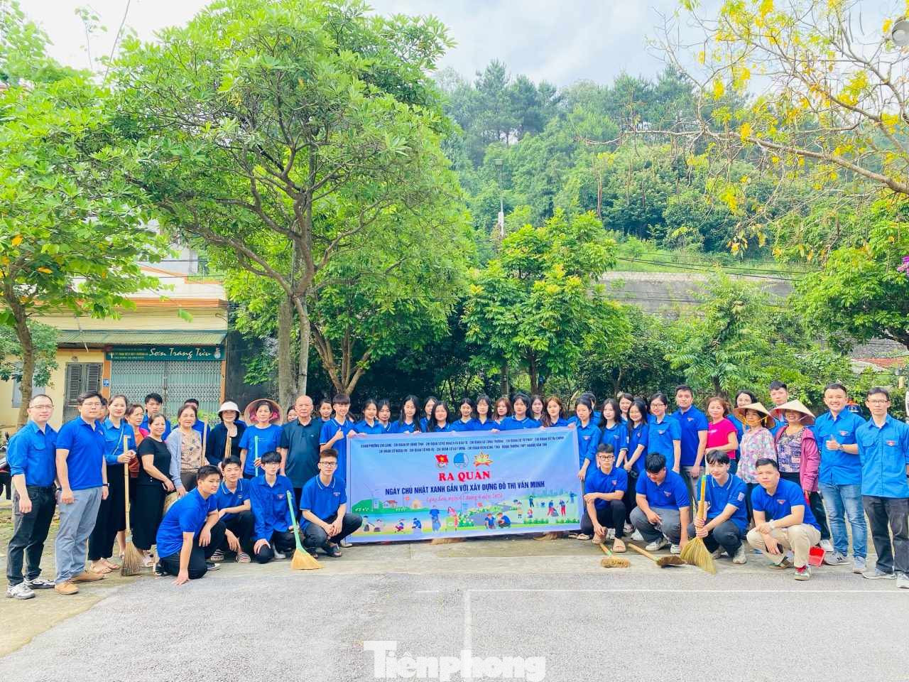 Giới trẻ xứ Lạng nhiệt tình tham gia hoạt động bảo vệ môi trường. Ảnh: Duy Chiến