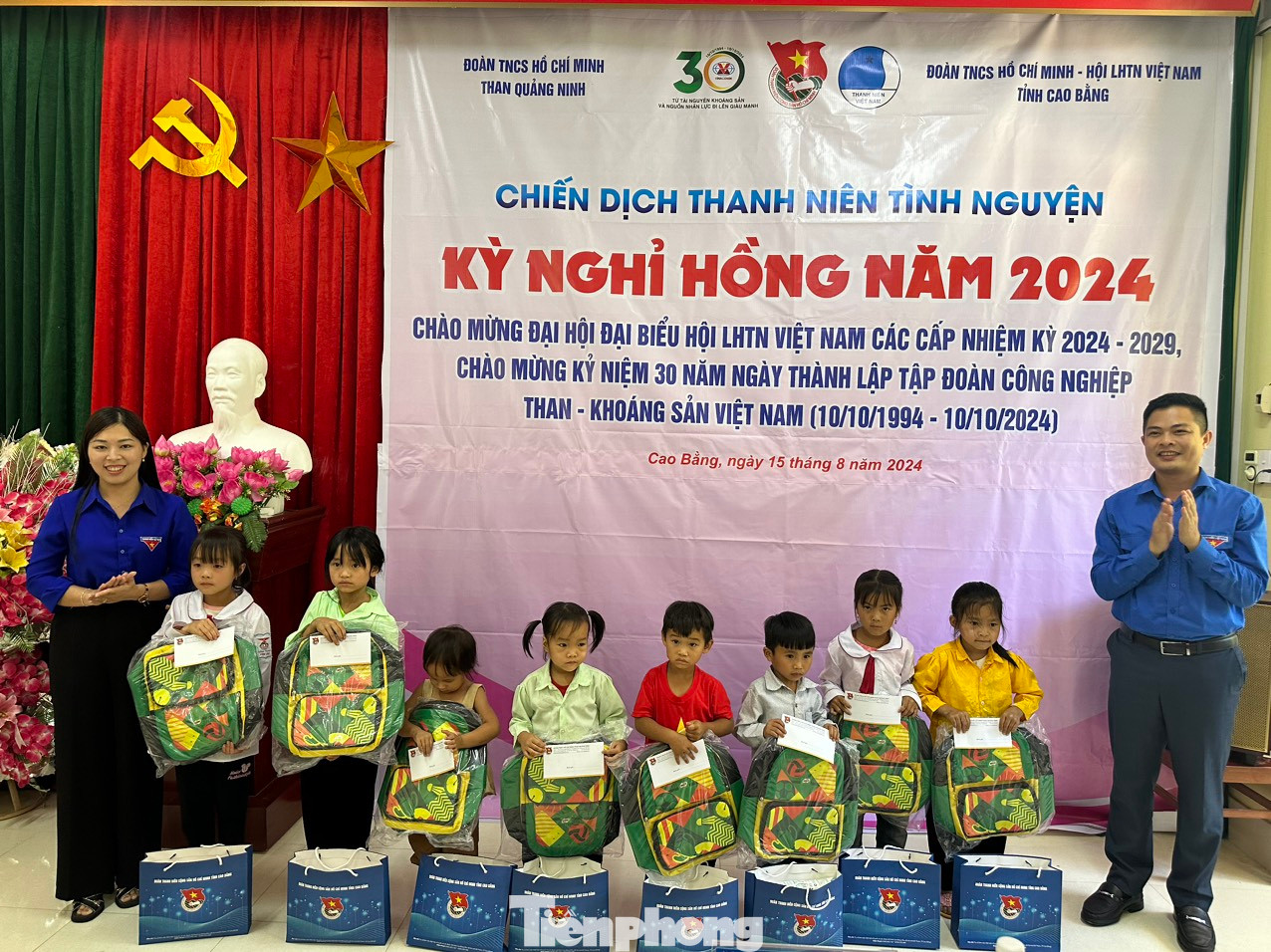 Chăm lo các em thiếu niên, nhi đồng. Chăm lo các em thiếu niên, nhi đồng.