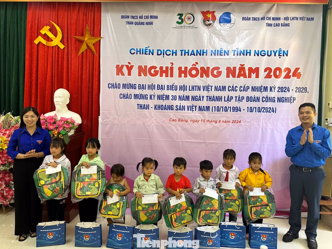 Chăm lo các em thiếu niên, nhi đồng.