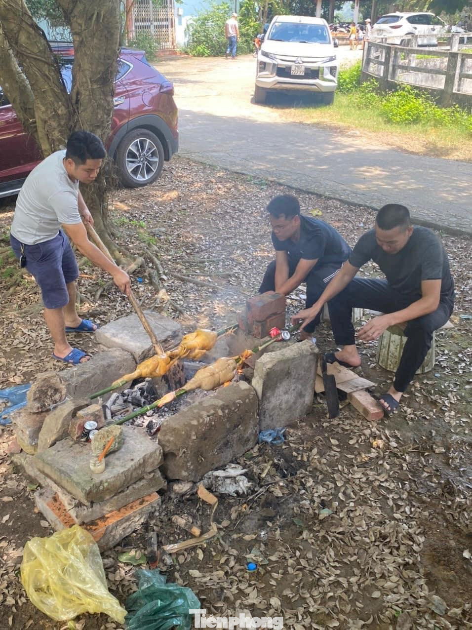 Việc nấu nướng tự phát ảnh hưởng đến vệ sinh môi trường và an toàn thực phẩm .Ảnh: TL Việc nấu nướng tự phát ảnh hưởng đến vệ sinh môi trường và an toàn thực phẩm .Ảnh: TL