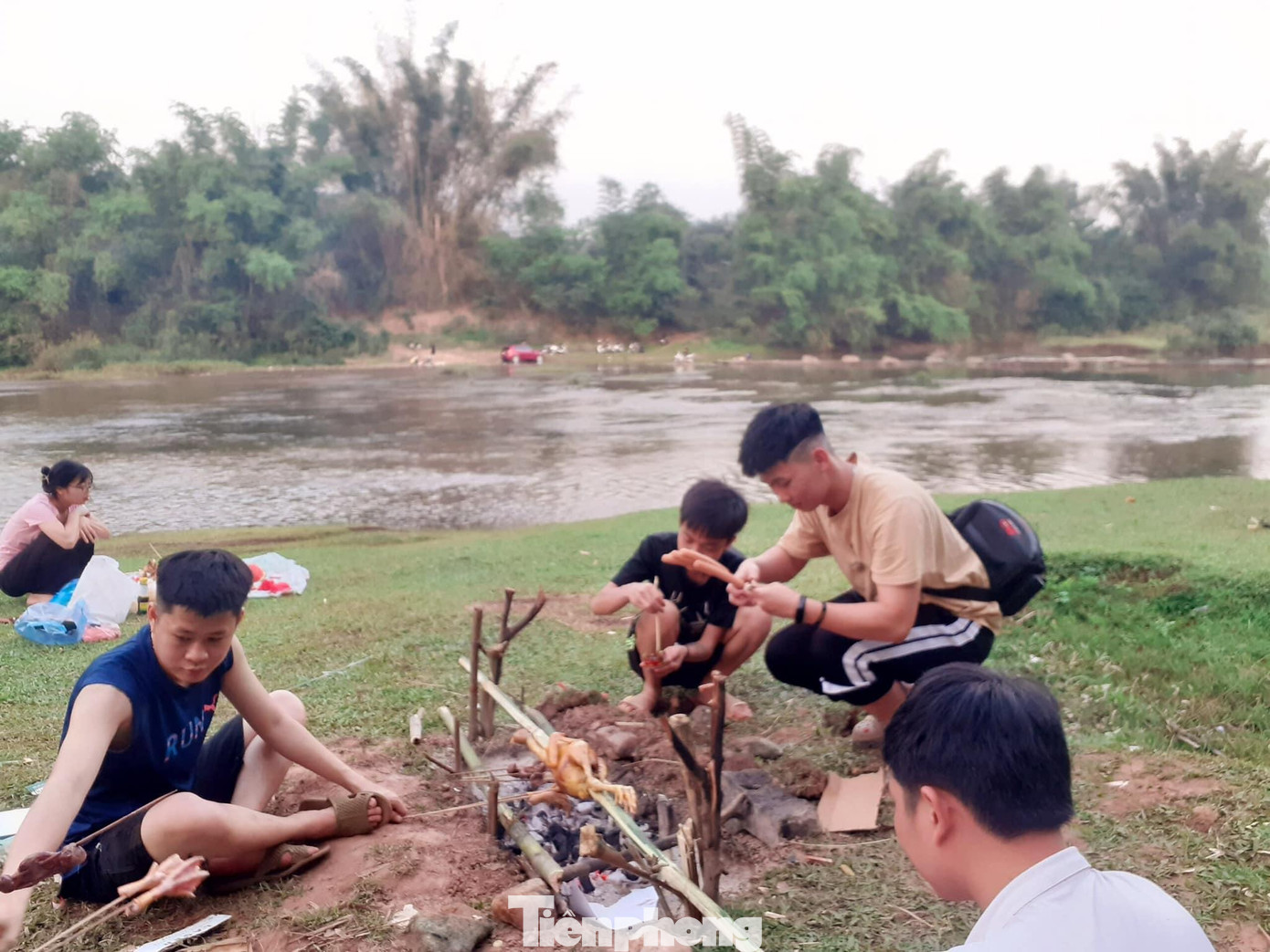 Ven sông Kỳ Cùng cũng là nơi "bến đậu" để giới trẻ tụ tập giao lưu, nấu nướng. Tuy nhiên, rất nhiều người chủ quan không thực hiện đeo khẩu trang theo quy định .Ảnh: TL Ven sông Kỳ Cùng cũng là nơi "bến đậu" để giới trẻ tụ tập giao lưu, nấu nướng. Tuy nhiên, rất nhiều người chủ quan không thực hiện đeo khẩu trang theo quy định .Ảnh: TL