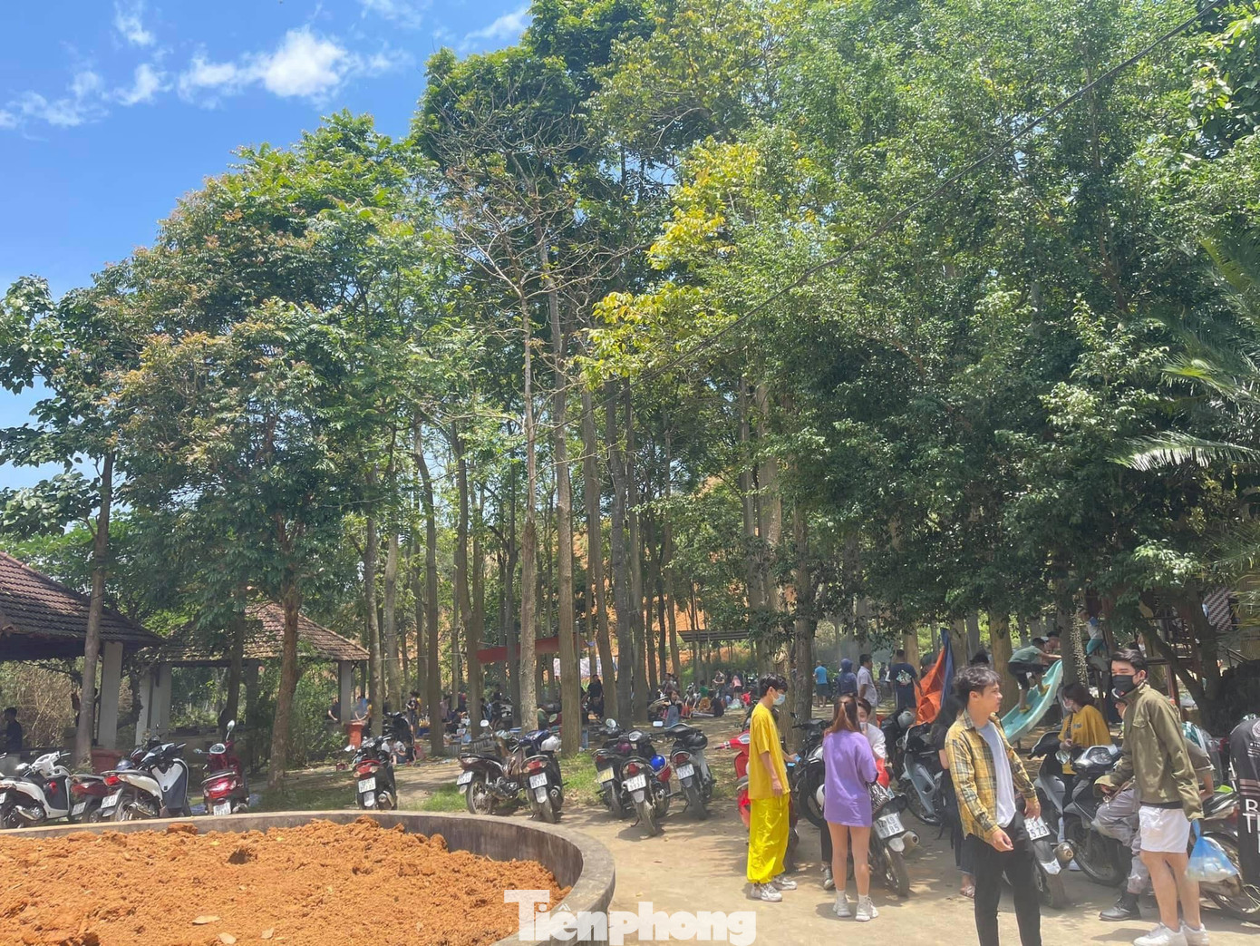 Khu sinh thái Đồi Khỉ (thành phố Lạng Sơn) đông nghịt khách chụp chiều 1/5. Ảnh: Kim Dung Khu sinh thái Đồi Khỉ (thành phố Lạng Sơn) đông nghịt khách chụp chiều 1/5. Ảnh: Kim Dung